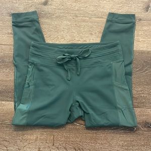 Powerhold Capri leggings by Fablethic